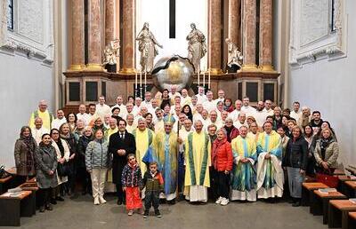 Die Weihekandidaten mit Familien und Diözesanbischof Wilhelm Krautwaschl in Mariazell.