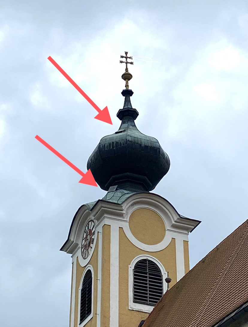 Kirchturm der Pfarrkirche St. Gallen / Ulrich Diel  die roten Pfeile zeigen beide Fenster